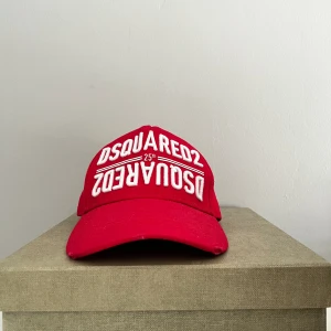 Dsquared2 keps - Röd dsquared2 keps, ny pris 2529