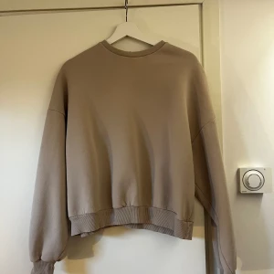 Beige tröja - Säljer min beigea tröja från Nelly 💕 I storlek Xs men den är oversized✨