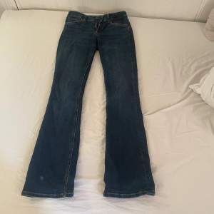 Jätte fina mörkblå jeans från zara.💙de är låg midjans och bootcut,går inte att köpa på zara längre. Väldigt bra skick. Skriv om det önskas fler bilder, pris kan diskuteras 💙💙