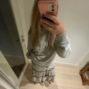 Super vacker kjol💗 - Så sjukt fin kjol med massa mönster och fina färger🎀 Så fin nu till sommaren💗Köpte den förra året utomlands så vet knte vart den är ifrån💗Helt oanvänd! Inga defekter eller skador💘Storlek S men den passar M också!👙🪸