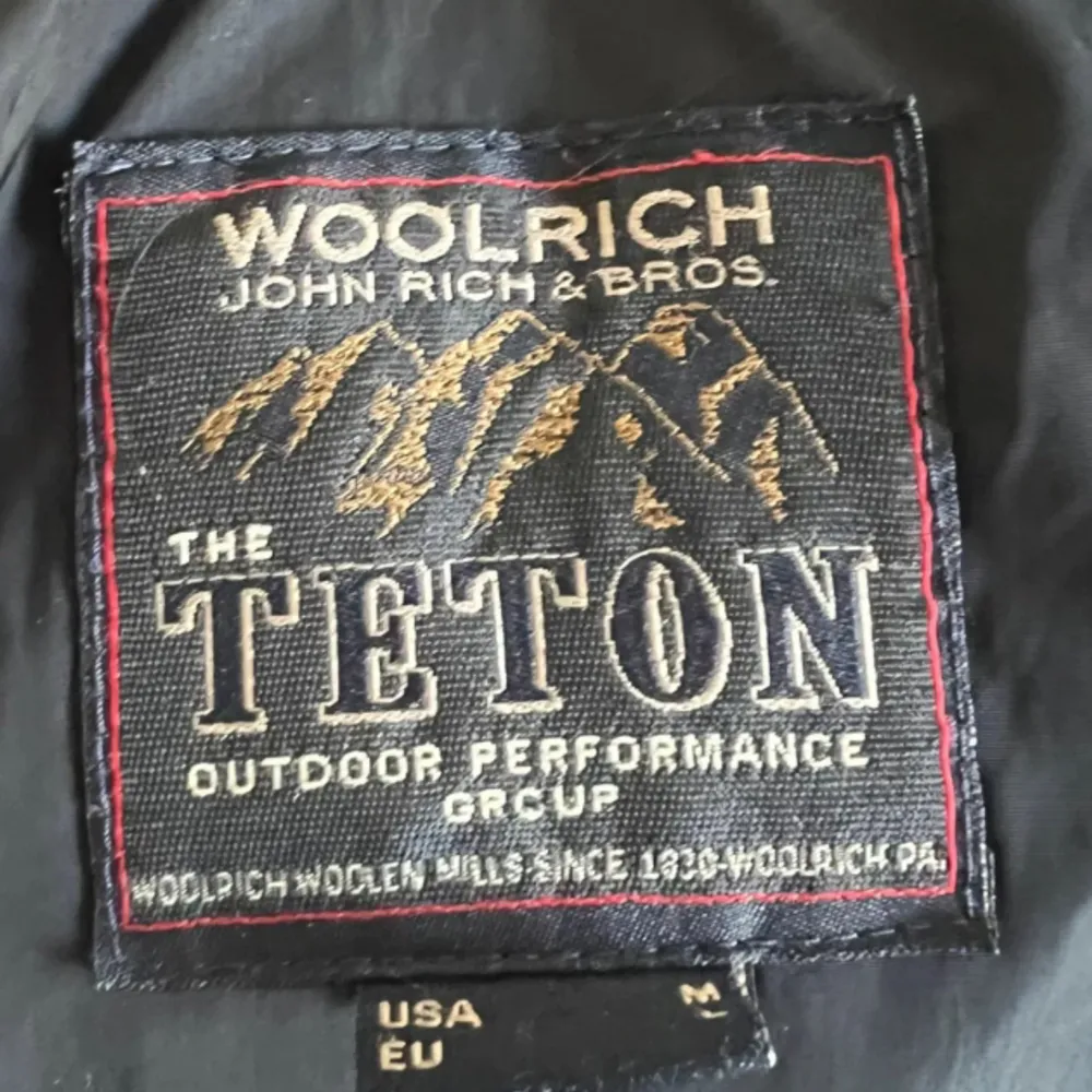 Woolrich cardigan i strlk medium nästan oanvänd så skicket e typ 8/10. Jackor.