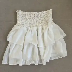 En väldigt fräsch vit sommar kjol fårn Chelsea som tyvärr inte kommer till användning längre. Väldigt bra skick och bra passform. Väldigt skön i midjan 