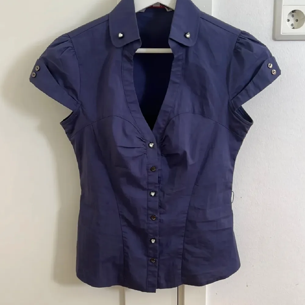 Jätte snygg blå skjorta/blus från Tally Weijl. Köpt på plick men aldrig använd. Storlek S men skulle säga att den passar XS också🫶🏼. Skjortor.