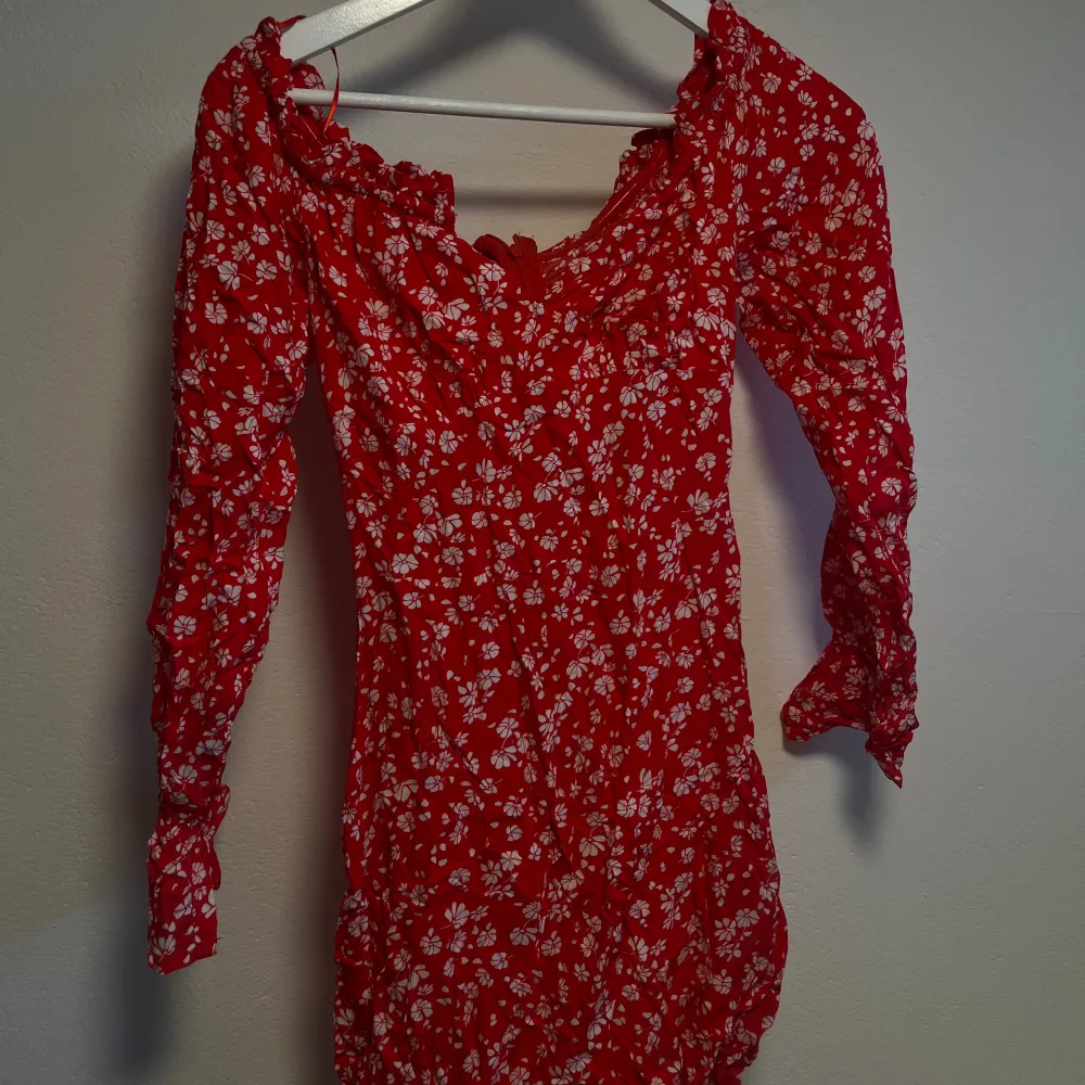 super gullig röd blommig klänning, perfekt som avslutnings eller sommarklänning 🌸storlek S men passar även XS🩷 köpt på nelly för ca 3år sedan, använd vid endast ett tillfälle.. Klänningar.