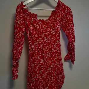 super gullig röd blommig klänning, perfekt som avslutnings eller sommarklänning 🌸storlek S men passar även XS🩷 köpt på nelly för ca 3år sedan, använd vid endast ett tillfälle.