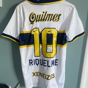 Boca Juniors Riquelme fotbollströja  - En fotbollströja med den argentinske legendaren Riquelme på baksidan, riktigt snygg och bra skick, kom gärna med frågor!💯🙏