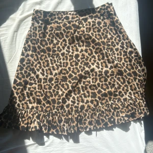 Kjol - Säljer min kjol från NAKD. Säljer inte mer då jag köpte den för några år sen. Ser ut som i nyskick, Kööotes för 300. Skriv för fler bilder!🫶🏼