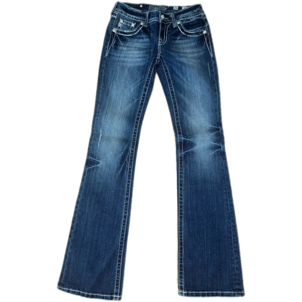 Miss Me jeans i modellen ”JS5654B/boot” midjemåttet rakt över är 36cm. Ytterbenet 106cm och innerbenet 84cm. Jeansen är som helt nya. Kontakta vid intresse!. Jeans & Byxor.