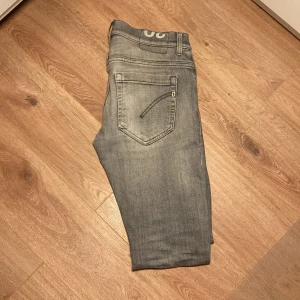 Dondup - Tja, säljer ett par sköna dondup George i storlek 30! Skicket är grymt skulle säga 9/10! Dem sitter Slim. Skriv om frågor och funderingar!