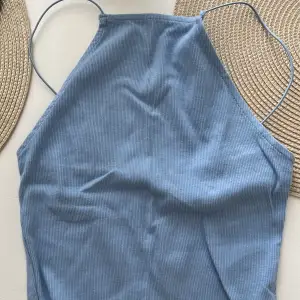 Säljer ett helt oanvänt linne från Zara i en fin blå färg💙🩵 Storlek M