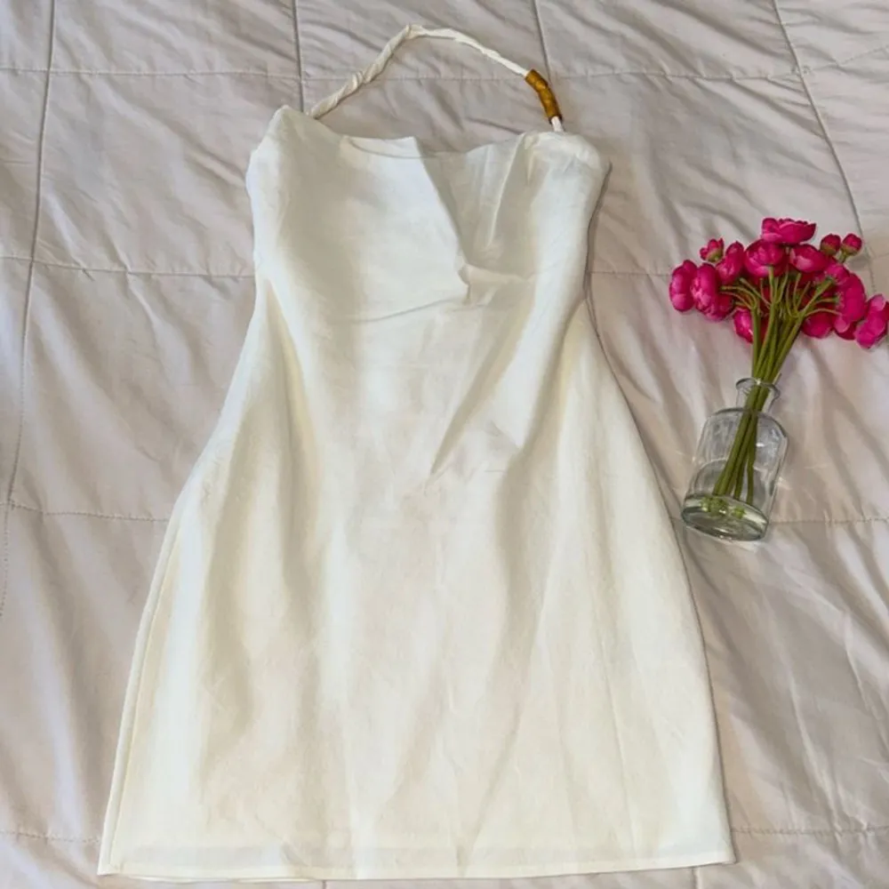Säljer en vit jättegullig halterneck klänning från zara, perfekt för skolavslutning!🌸 Den har tyvärr inte kommit till användning så säljer därav vidare🥰 Den har lite tecken på användning, skriv privat för fler bilder! Sista bilden lånad:). Klänningar.