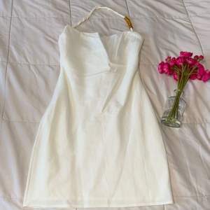 Säljer en vit jättegullig halterneck klänning från zara, perfekt för skolavslutning!🌸 Den har tyvärr inte kommit till användning så säljer därav vidare🥰 Den har lite tecken på användning, skriv privat för fler bilder! Sista bilden lånad:)