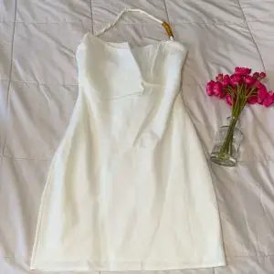 Säljer en vit jättegullig halterneck klänning från zara, perfekt för skolavslutning!🌸 Den har tyvärr inte kommit till användning så säljer därav vidare🥰 Den har lite tecken på användning, skriv privat för fler bilder! Sista bilden lånad:)