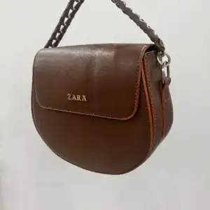 Super gullig och fin väska från ZARA, har knappt används, kanske 1-2 gånger. Den är lätt att style:a med, speciellt nu under sommaren. Har inga slitningar, repor eller defekter alls.  Priset kan diskuteras🤎