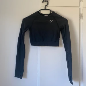 Gymshark - Säljer nu denna långärmade topp från gymshark. Kommer ej till användning, använd 2-3 gånger max💗 Har tummhål och materialet är väldigt skönt o stretchigt! Inga tecken på användning alls!💗✨ Köpt för 450kr. Hör av dig om du undrar nåt!!