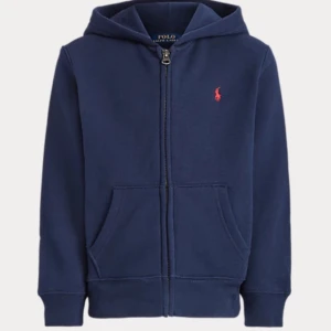 Ralph lauren - Säljer denna Ralph lauren zip hoodie, det är en barn tröja i största storlek sitter som S super fin inga större defekter