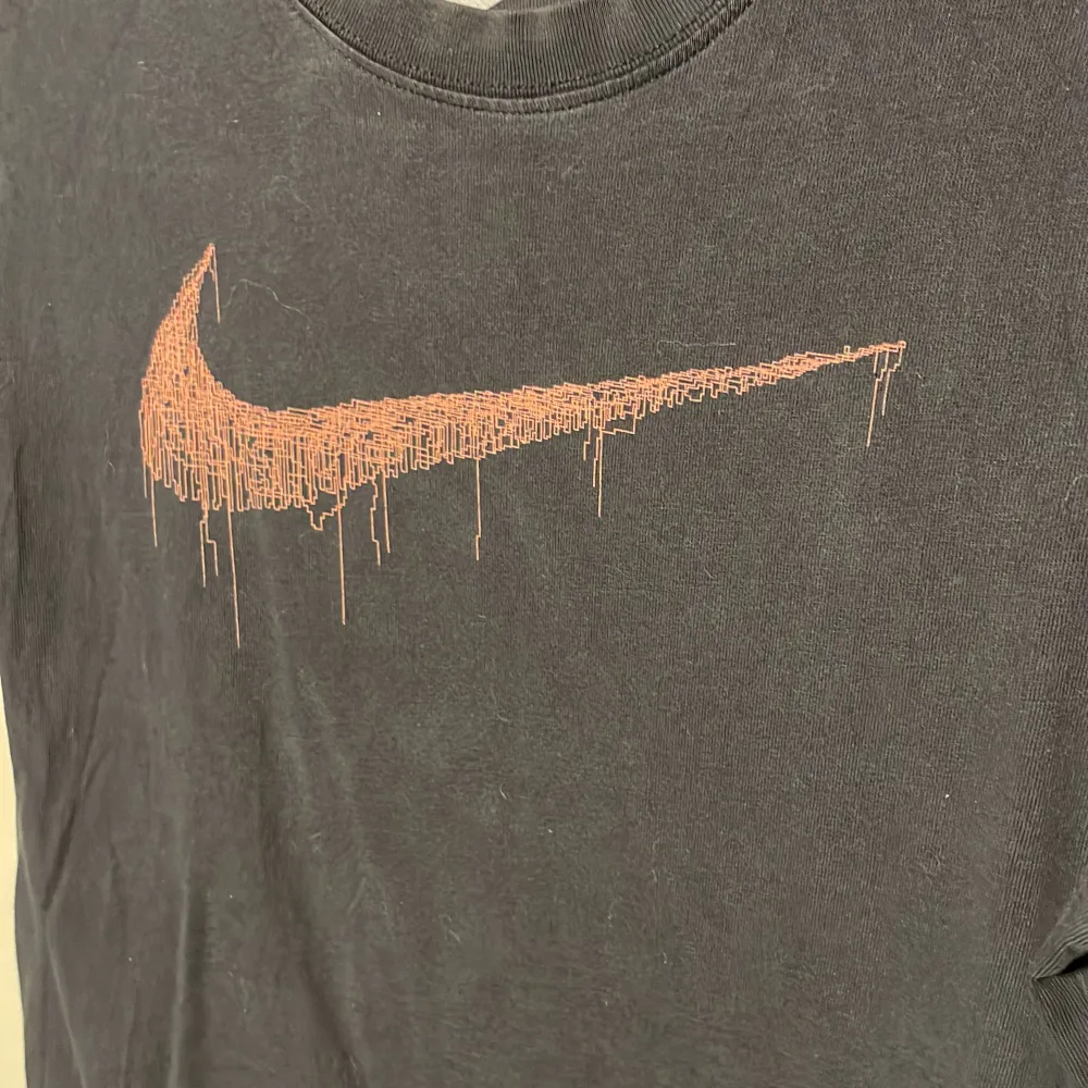 Nike t-shirt. Står att den är storlek M, men sitter som S. . T-shirts.