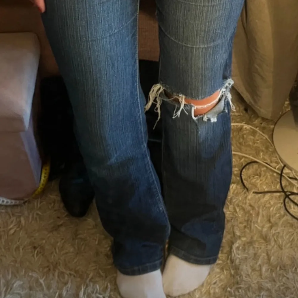Säljer dessa jeans då dom inte kommer till användning!🩷kom privat för egna bilder, som ni ser har dom lite slitningar längst ner . Jeans & Byxor.