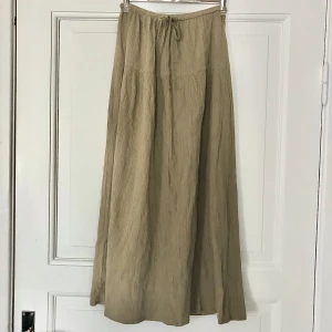Lång fairy/grunge kjol - Fin kjol, perfekt för sommaren, eller vilken annan årstid som helst beroende på hur di stylar den. Bra skick förutom ett litet hål, se sista bilden. Mått: midja (runt) 62cm, går att snörpa åt, längd 90 cm