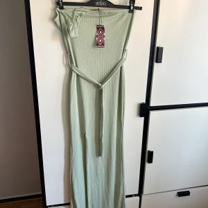 Boohoo one shoulder maxi klänning - En grön one shoulder maxi klänning som har slits vid högra benet!😍 Prislappen finns kvar!🔥