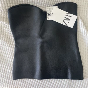 Svart fest top  - Helt oanvänd med lapparna kvar, skit snygg 