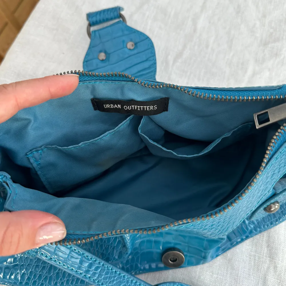 Säljer denna supercoola blåa handväskan ifrån Urban outfitters. Säljer den då den tyvärr inte kommit till användning, endast använd två gånger, så den är i nyskick utan några fläckar eller liknande. ❤️ Köpt i Stockholm på urbanoutfitter för 600kr.. Väskor.