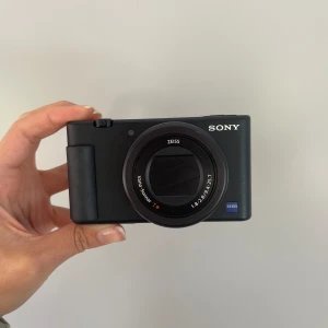 Kamera sony ZV-1F digital - Perfekt för bilder och film! Köpt för 7000kr funkar perfekt, har dock inte kvar laddare :) men en vanlig Samsungladdare funkar! 