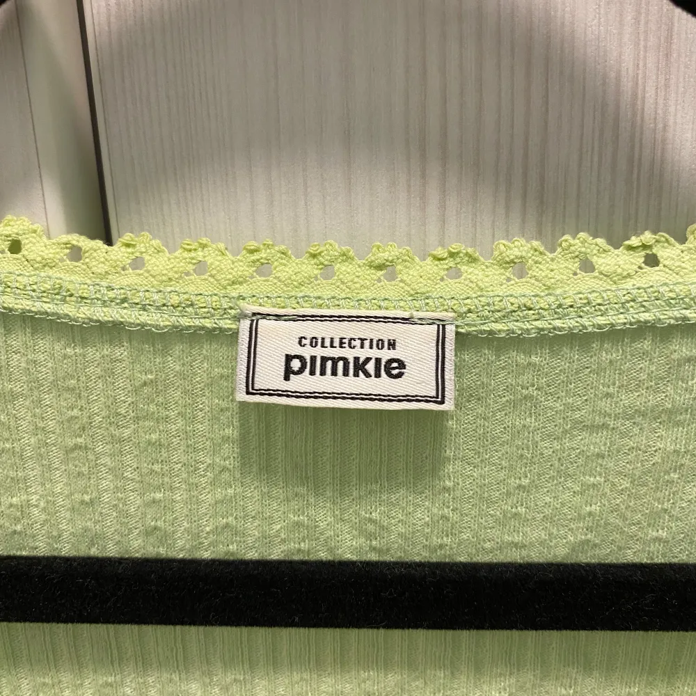 Jättesöt grön tröja från Pimkie i väldigt bra skick. . Toppar.