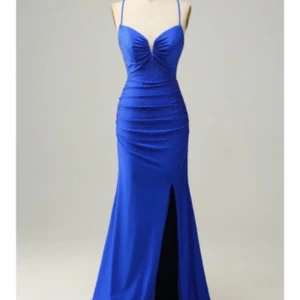 Balklänning  - Storlek S,original pris 1700. Oanvänd fin balklänning, från föra året finns inte kvar på sidan, bra material 