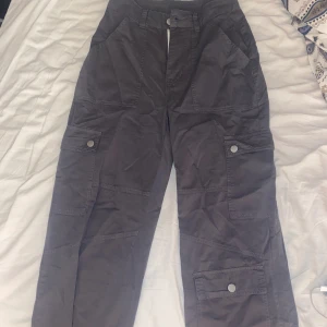 cargo pants - cargo pants som är gråa och högmidjade, aldrig använt men den är ändå fin och ser bra ut.