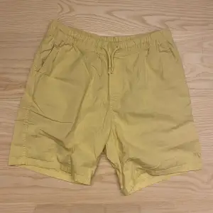 Ett par gula shorts från H&M Divided, använda. Herr storlek XS. Kontakta gärna mig om du har frågor🩵 
