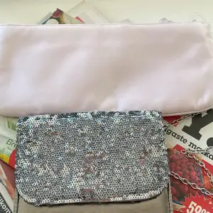Kuvert rosa/lila siden väska eller grå glitter väska. Festväskor 40 kr st