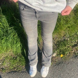 Lågmidjade jeans  - Jättefina mid / low waist byxor från only i storlek 32. Kom privat vid intresse eller köp direkt. ⭐️⭐️💛💛 