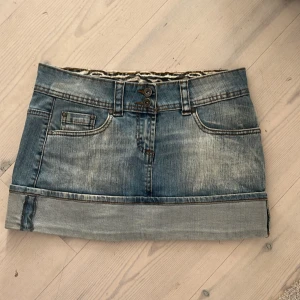 Kort Jeanskjol  - Super fin kort jeanskjol! Säljer då den tyvärr va lite stor 🩷 midjemått-39cm, längd-30cm 🩷 Man kan oxå vika ner kanten så zebra mönstret syns!