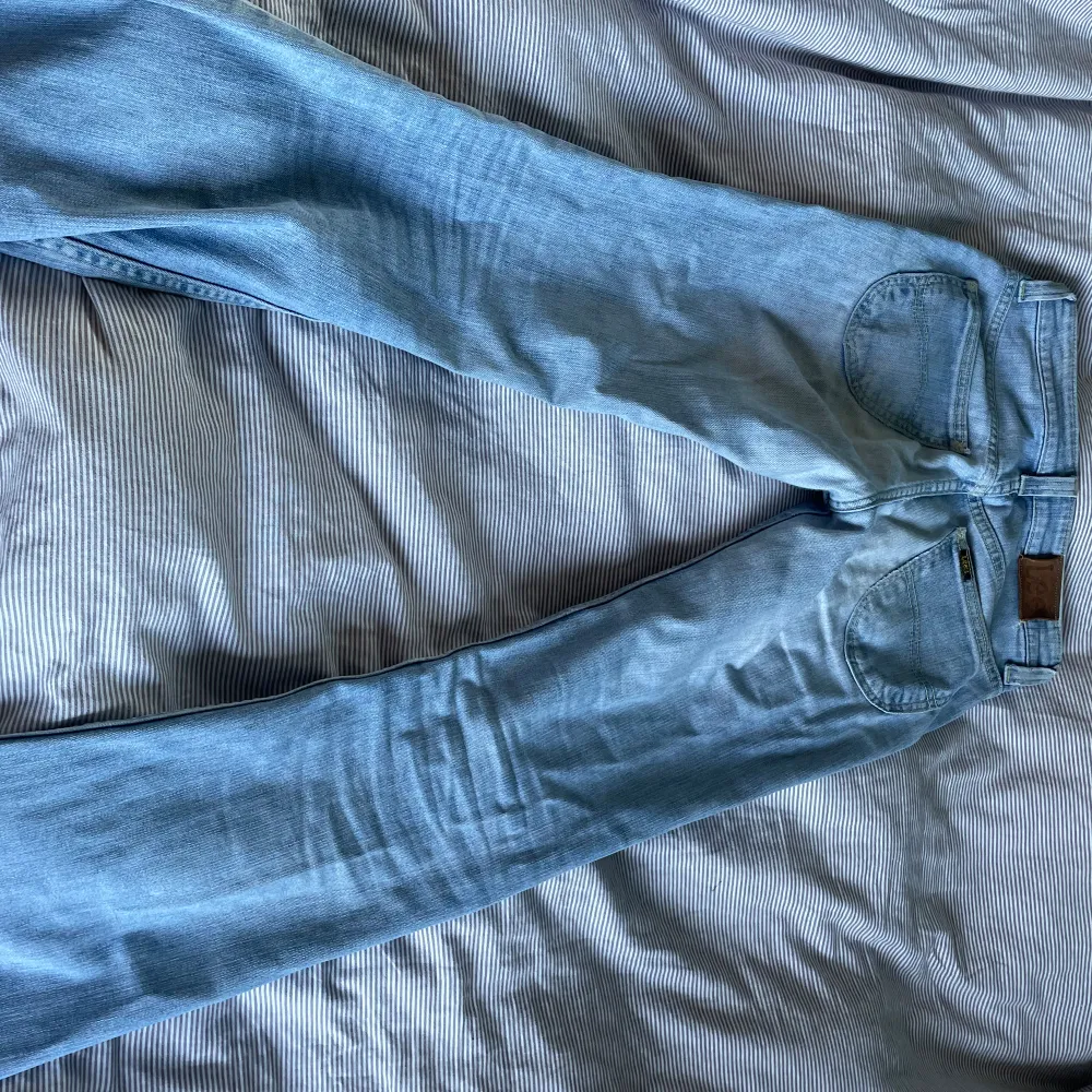 Säljer dessa jeans från lee fast lite ljusare än på bilden. De är i strl s och passar 34,36 &38. Skriv privat för fler bilder. . Jeans & Byxor.