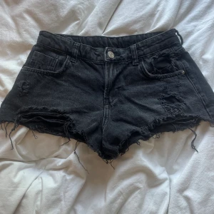 Jeansshorts zara - Slutsålda jeansshorts från zara🫶🫶 nypris: 359kr säljer för 180kr