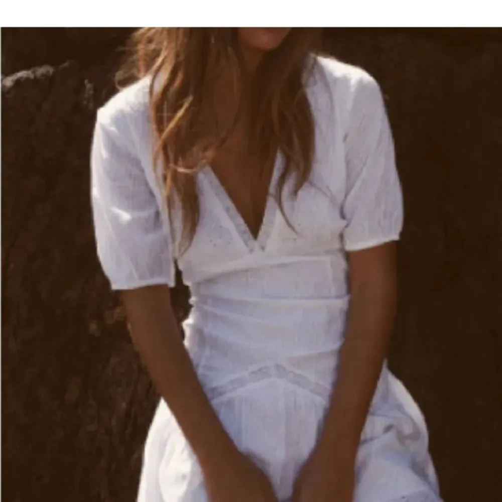 Söker denna vita klänningen från Zara i storlek S.. Klänningar.
