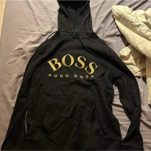 Säljer min Hugo boss hoodie, i gott stick, köpte den för runt 2000 tusen, lite defekter men syns inte så mycket,