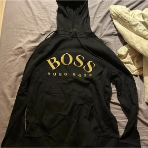 Hugo boss hoodie - Säljer min Hugo boss hoodie, i gott stick, köpte den för runt 2000 tusen, lite defekter men syns inte så mycket,