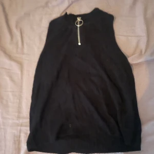 T-shirt med dragkedja - Bra skick använd fåtal gånger 