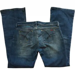 Så snygga blåa lågmidjade jeans från märket Big Star! Midjemått 82cm Innerbenslängd 74cm 