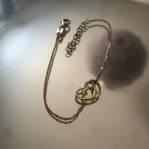 Armband - Säljer nu detta fina silver armbandet i guld färg (925). Vet inte vart det är från men jätte fint skick. 💖
