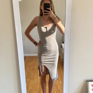  Beige klänning  -  En beige kort klänning som aldrig har använts och har lappen kvar 