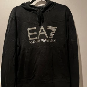Emporia Armani hoodie - En skitsnygg EA7 hoodie i bra skick. Tveka inte att höra av dig vid frågor och pris kan diskuteras!