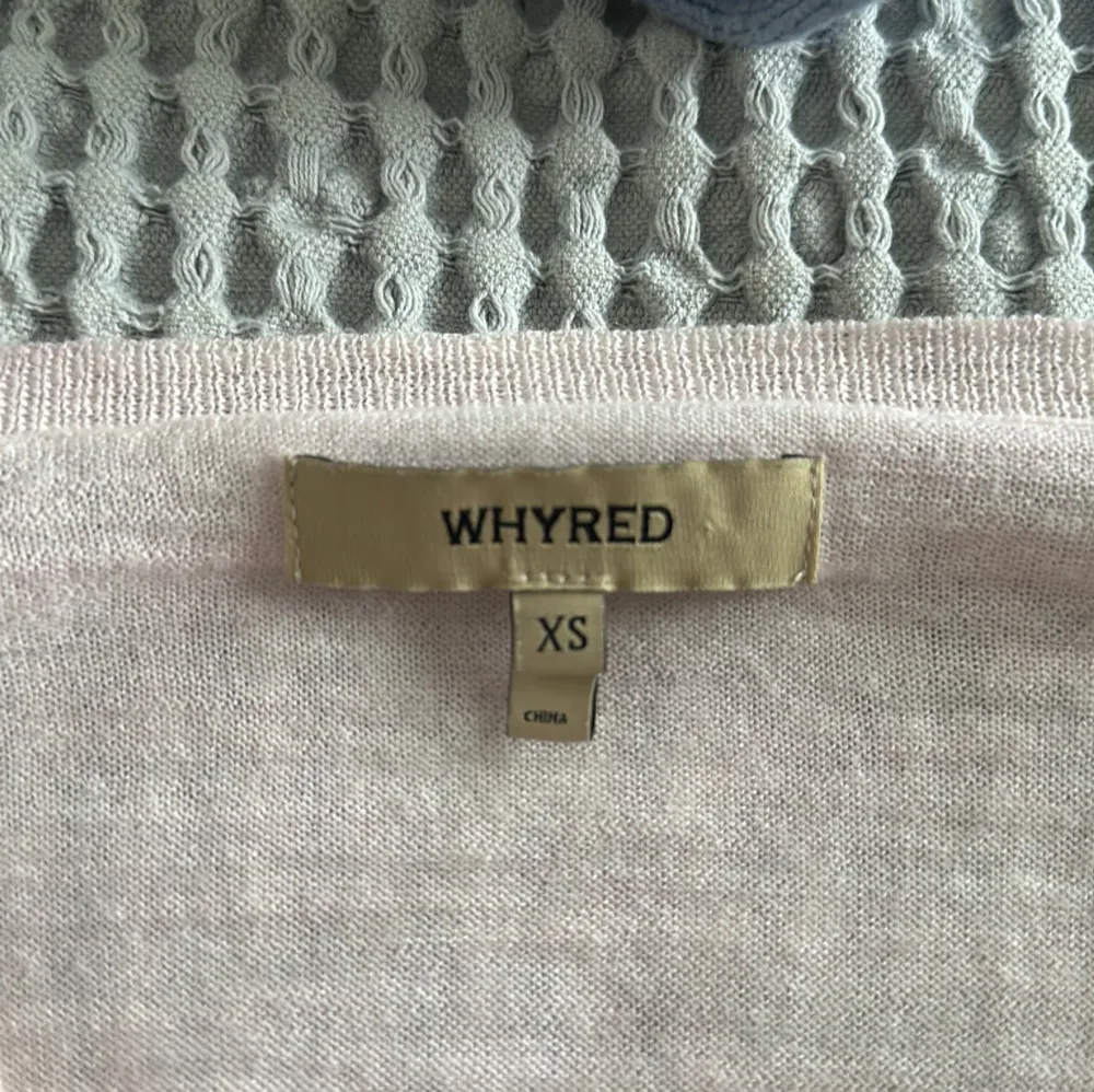 Söt finstickad tröja från Whyred. Strl XS men passar även S🩷 Köpt för 150. Tröjor & Koftor.