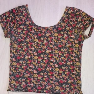 Jättefin blommig top - Säljer denna jättefina blommiga topen med lite öppen rygg ifrån bikbok, Står ingen storlek på men passar mig som har xxs/xs