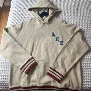 Old school Lee hoodie  - Helt oanvänd Lee hoodie med en old school look. Oversized i storlek M, men passar en storlek L för en mer standard fit.   Inköpspris 899kr. Andra bilden tagen från website för att visa hur plagget sitter på. 
