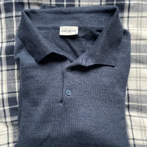 John Henric långärmad piké  - Tjena, säljer nu min långärmad piké från John Henric. Storlek M på tröjan men passar S-M. Tröjan är i nyskick och endast använd fåtal gånger. Nypris runt 1100. 100% merinoull. Priset är inte hugget i sten.