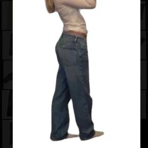 Midwaist baggy jeans  - Ett par midwaist baggy jeans från zara. Raka i benen med en loose fit. Hör av dig vid fler frågor🩷