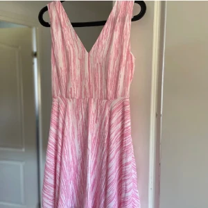 Fin somrig klänning i fint skick säljes  - Enbart provad. Fin sommarklänning i fint lyxigt material. Storlek 36. 